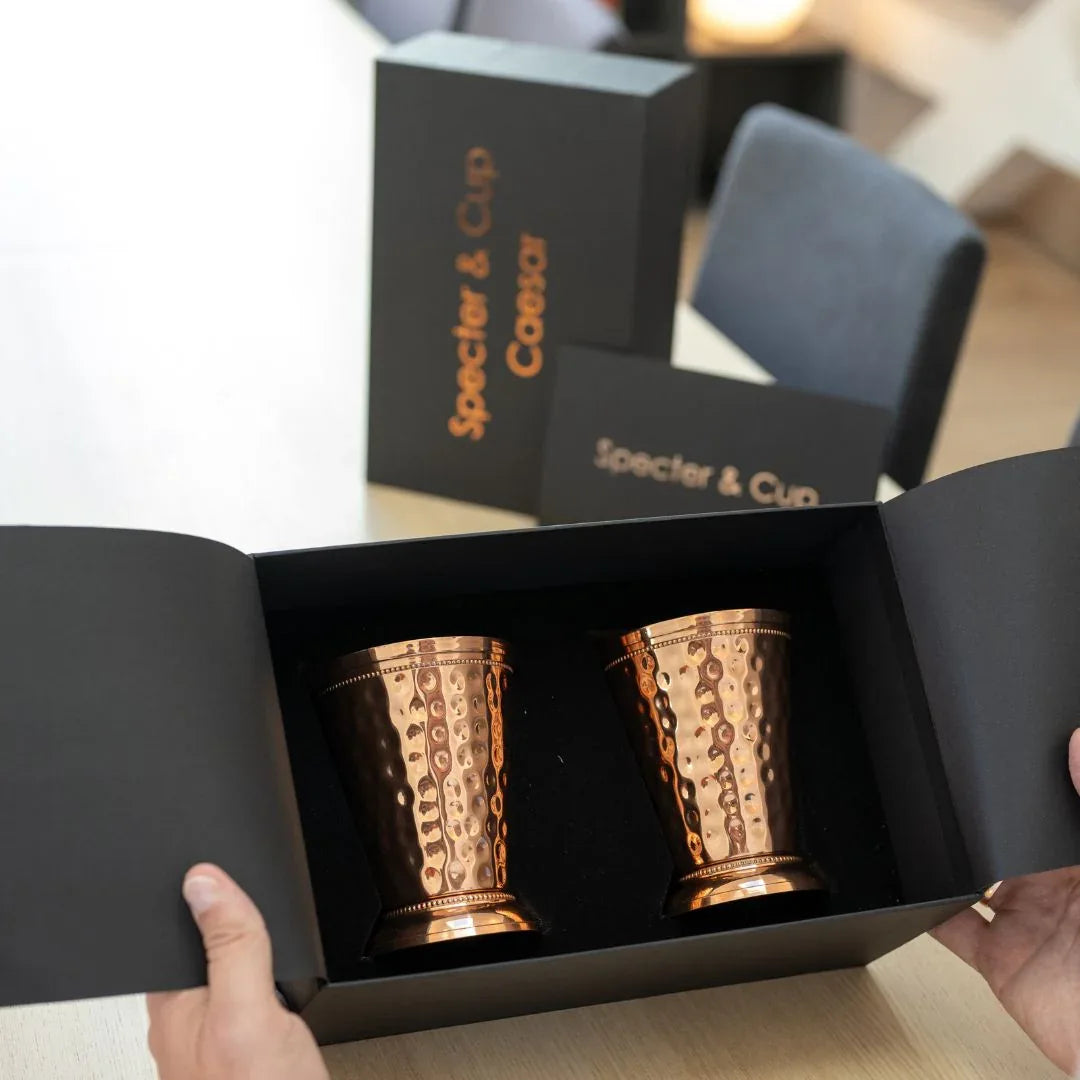 Coffret ouvert du duo de gobelets Caesar en cuivre pur style romain, présentation premium prête à offrir – idée cadeau – KoolKado